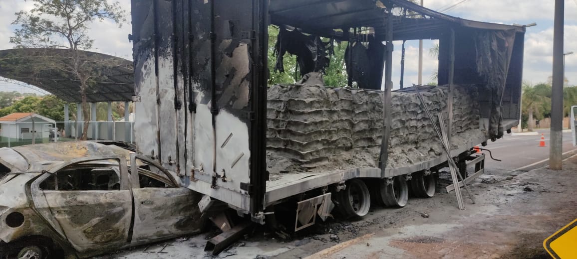 Foto 5 de 8 — Carro pega fogo após acidente com carreta em Boa Esperança do Sul